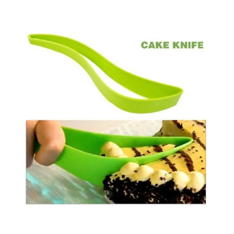 Birthday cake cutting knife Before cutting any cake, measure out the number of slices you'll need. To do so, score the slices first by gently marking with the knife where you'll cut.