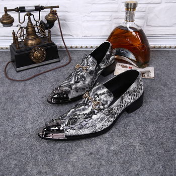 Горячая распродажа новое поступление из натуральной кожи острым металлический наконечник шипы змеиной туфли-пряжка мужские мокасины мода мужской обуви