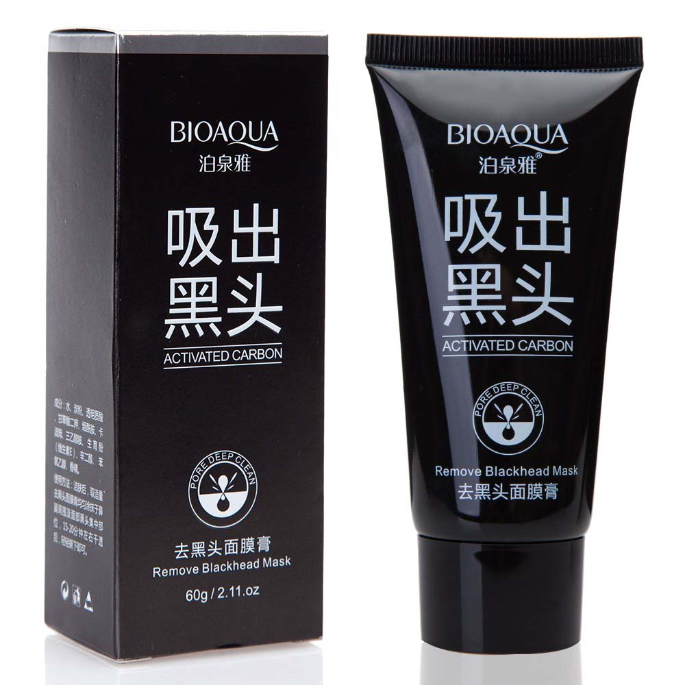 Le masque nettoyant pour la personne après 30 ans