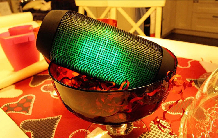2014-New-Fashion-Pulse-Portable-Wireless-Bluetooth-Speaker-Support-NFC-Colorful-360-LED-Lights-U-Disck (2)