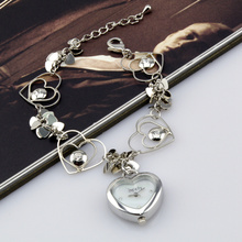 Caliente venta Fashionab Bracelet Flower sexy del análogo de cuarzo de la muchacha de pulsera de plata catenaria de la mano cuarzo de forma de corazón mujeres