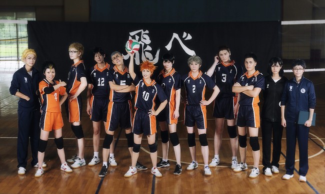 Haikyuu ! Volleyball Uniform Jersey Kurzarm T-Shirt und Shorts 2 Stück Set Trainingsanzug Karasuno High School Volleyball Club Hinata Shouyou Cosplay