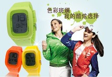 Pequeño y puro y fresco color de la jalea mujeres ropa LED relojes electrónicos, pantalla táctil tecla del reloj digital del estilo
