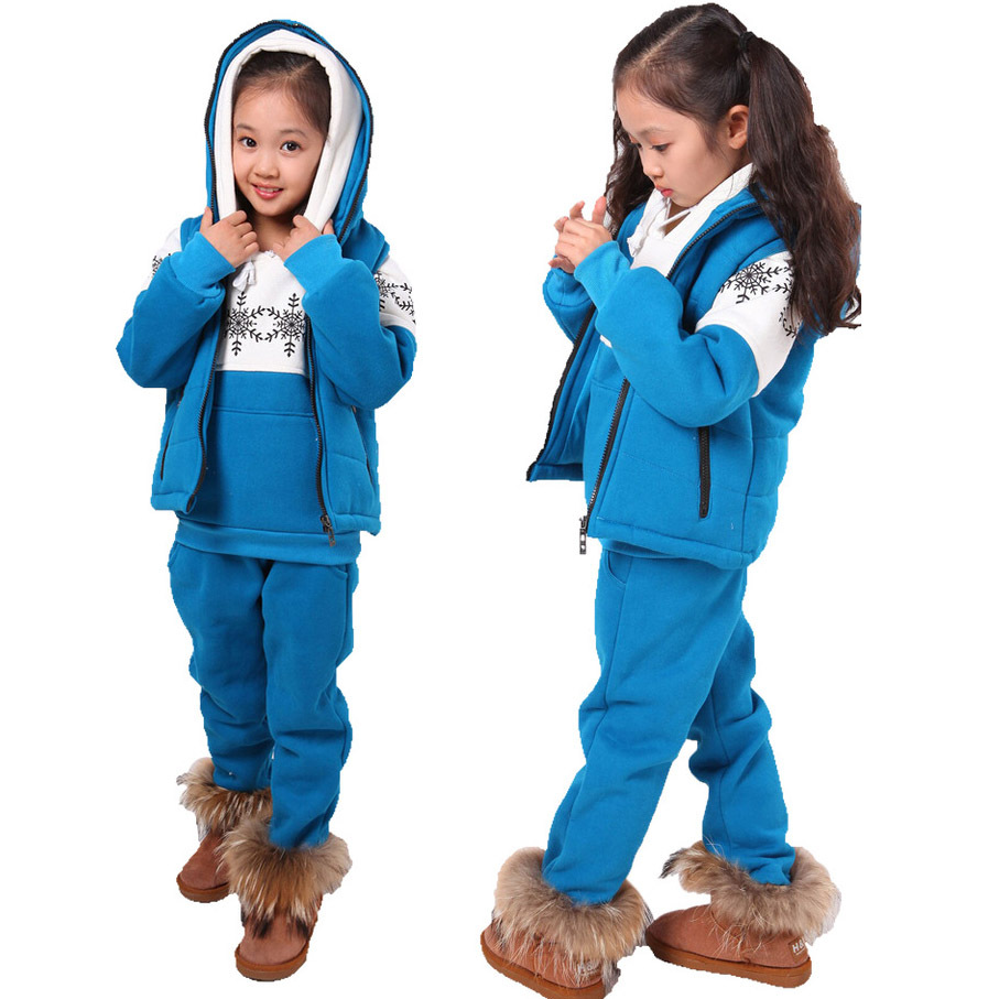 Warm clothes for toddlers For hard core snow-play, the lining keeps your baby warm even if they’re wet. The bunting has an inset leg panel which accommodates room for diapers and a base layer. Turn it inside out for a new look, a reversible quilt pattern.