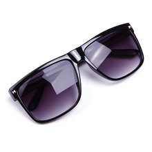 Men s Sunglasses 2015 Hot Oculos Vintage Rivet Sun glasses Women Brand Designer Sports Coating Eyewear