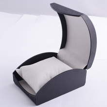 Nuevo 2015 venta al por mayor de alto grado de plástico caja de reloj negro caja de reloj moda con caja de embalaje almohada caja de regalo se pueden personalizar LOGO