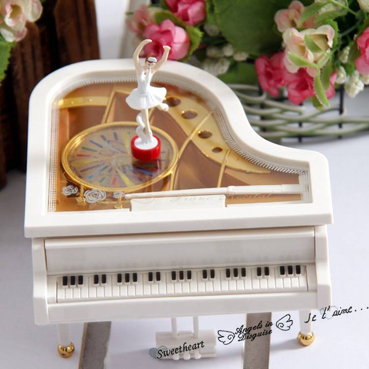 Dancing Christmas Music Box für