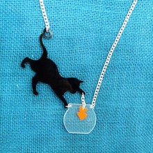81N ACRLIC LASER JEWELRY CAT WITH FISH NECKLACE