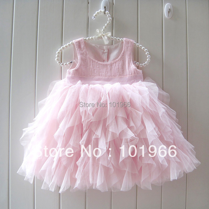 Header Right Baby Shower Dresses A baby shower is an important celebration and a chance to look extra special. Just about any dress could be appropriate, but some women decide to have fun by choosing baby shower dresses that are both beautiful and comfortable and just right for the occasion.