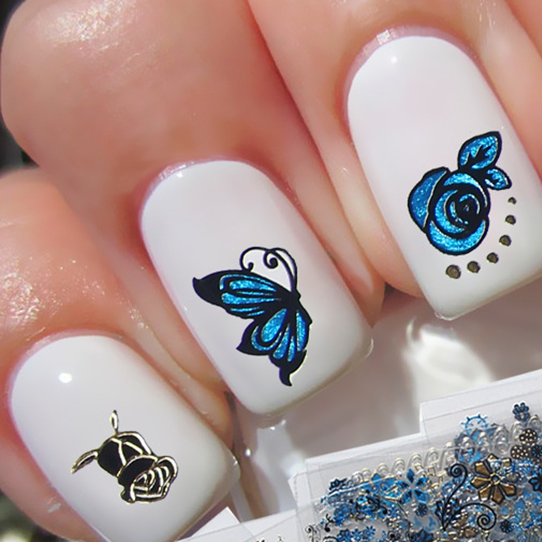 Белые ногти с бабочкой