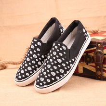 Hot sale men slip on sneakers low top canvas shoes men loafers driver mocassins skull head
