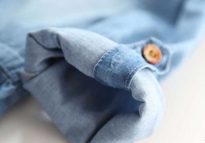 helesinine teksariidest varrukas nööbiga