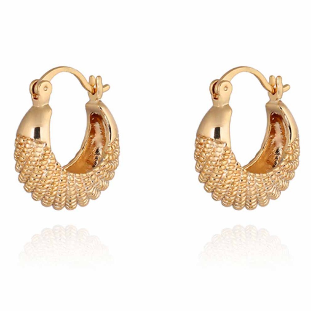 Verano estilo moda oro pendiente CC diseño Simple multa Jewerly pequeños pendientes de aro para mujeres en Pendientes de aro de Joyas y Accesorios en