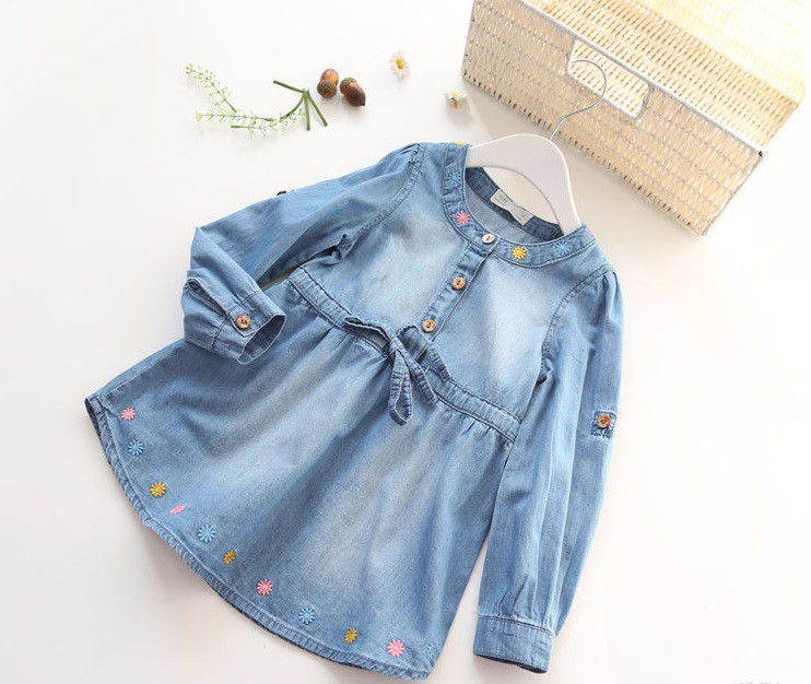 pikkade varrukatega sinine teksakleit lilledega