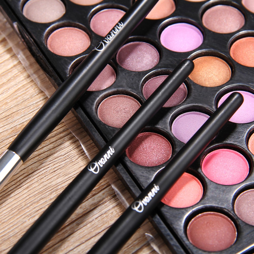 145858301_11_makeup brushes