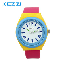 2015 nueva moda casual brand relojes tendencias mujeres golpeó el color de la correa del color del caramelo cuarzo reloj resistente al agua