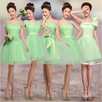 wedding pictures with bridesmaid green dresses