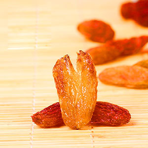 Turpan xinjiang specialty red raisins super soft denuclearization dried fruit green food 500 grams