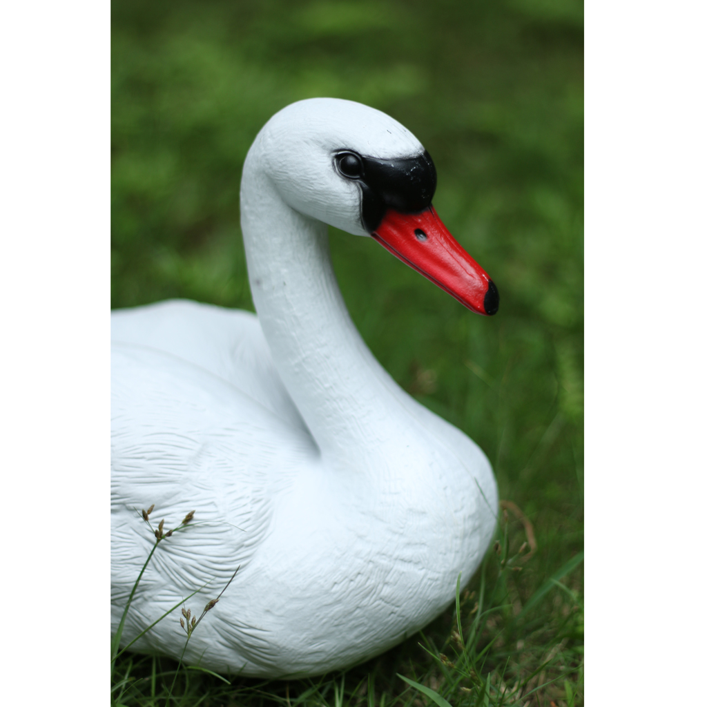 2x Realistic White Swan Decoy Toy Fake Bird Figurine Floating Ornament Decoy 