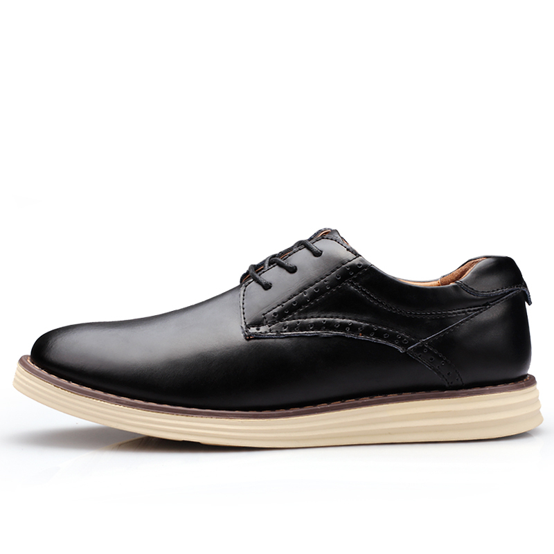Zapatillas vestir hombre Zapatillas hombre. Pocas sensaciones tan placenteras como la de caminar en zapatillas. La comodidad de este calzado, su variedad estilística y la versatilidad de la que hace gala para encajar en tus outfits, hacen de ellas un auténtico “imprescindible” para el hombre de hoy.