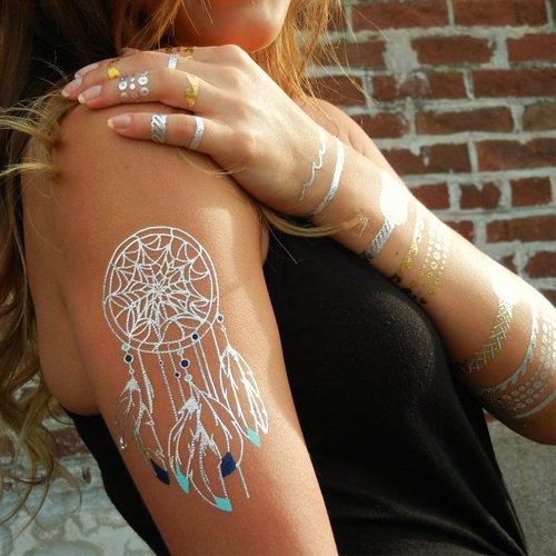Gold tattoo: Alessandra Ambrosio lancia la body art per l’estate