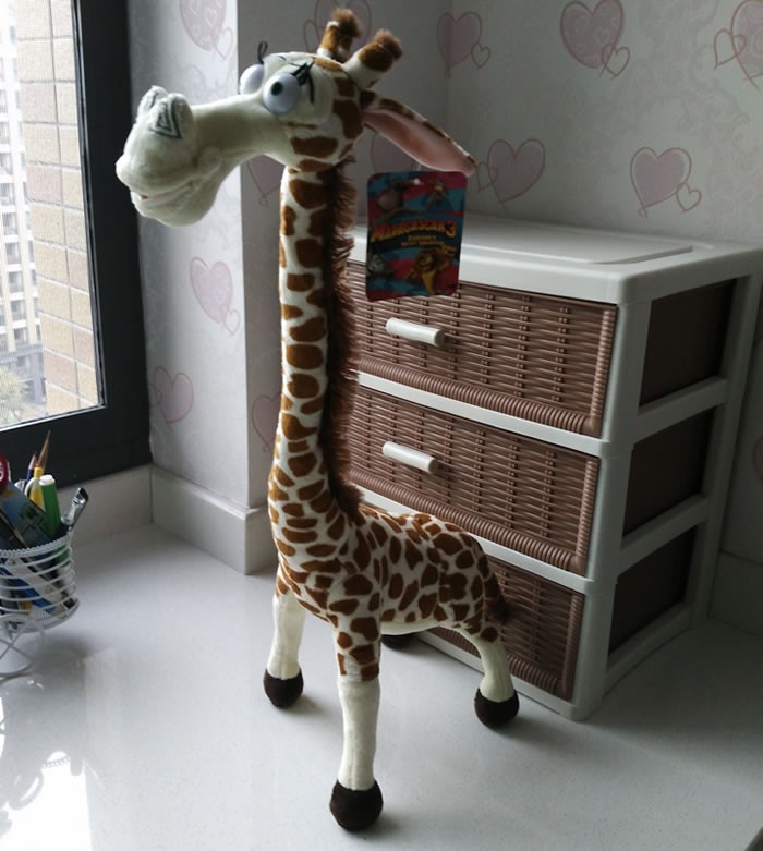 large giraffe stuffed animal