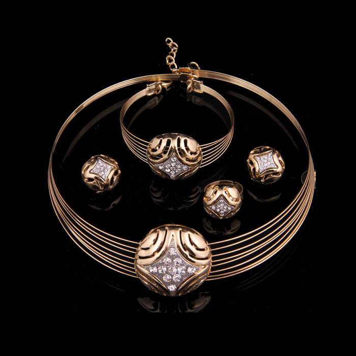 http://g03.a.alicdn.com/kf/HTB1mUFdIFXXXXbTXXXXq6xXFXXXe/African-Beads-Costume-Jewelry-Sets-For-Women-18k-Gold-Plated-Rhinestone-Dubai-Wedding-Choker-Necklace-Set.jpg