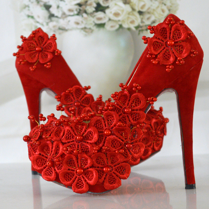 zapatos altos rojos elegantes