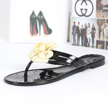 In 2015, the new fashion lady flip-flops Camellia flip-flops Prevent slippery wear-resisting Cool flat beach slippers