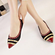 A new Europe on behalf of summer with flat pointed shoes spell color rivet sleeve flat