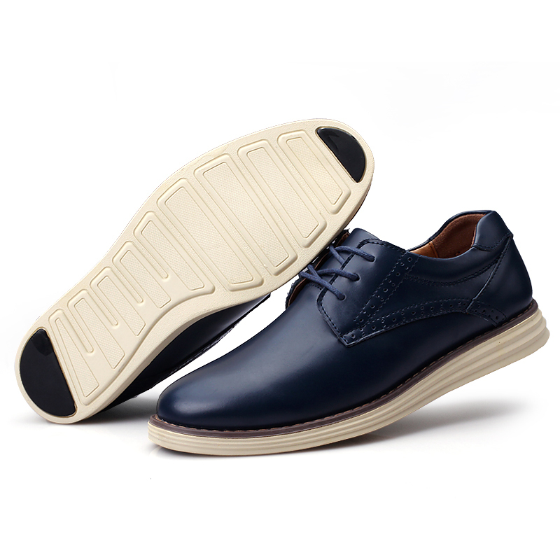 Zapatillas elegantes para hombre Zapatillas hombre. Pocas sensaciones tan placenteras como la de caminar en zapatillas. La comodidad de este calzado, su variedad estilística y la versatilidad de la que hace gala para encajar en tus outfits, hacen de ellas un auténtico “imprescindible” para el hombre de hoy.