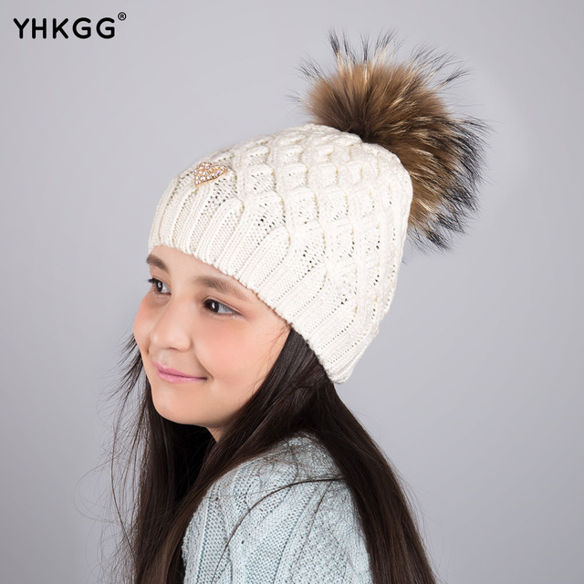 2016 YHKGG девушка Pom Pom Шапочка Теплая Вязаная Промашка Дети Меховым Помпоном Hat Дети Реального Енота Меховым Помпоном Зимняя Шапка Cap