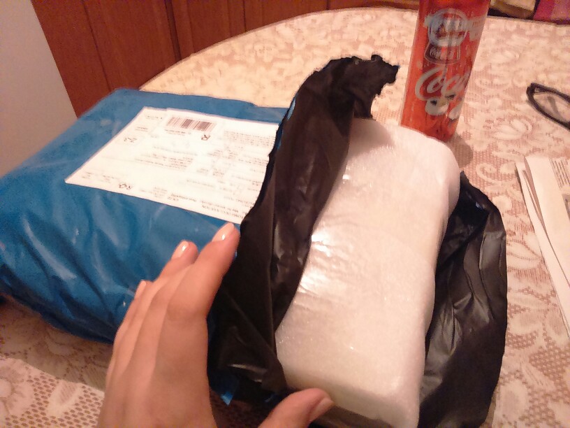 Продавец красавчик! упаковал стекло так, что даже если б на него наступил индийский слон оно б пришло без повреждений! заказала стекло вместе с чехлом 14.11.16, в Мурманскую область всё пришло 30.11.16 (почта России ещё неделю извещение несла), трек отслеживался. очень довольна!